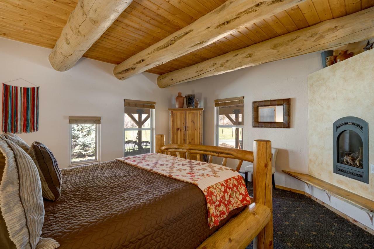 Mariposa Lodge Bed And Breakfast สตีมโบทสปริงส์ ภายนอก รูปภาพ